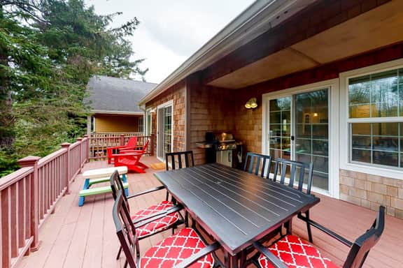 Creekside Home 5 Blocks from the Beach with Fireplace Deck Firepit Fast WiFi