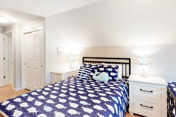 Creekside Home 5 Blocks from the Beach with Fireplace Deck Firepit Fast WiFi
