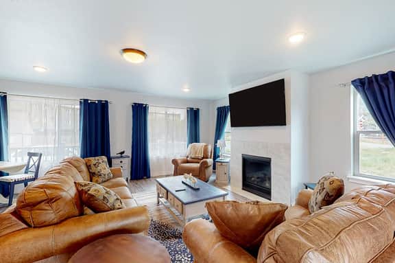 4BR home steps from the beach with private hot tub fireplace and firepit