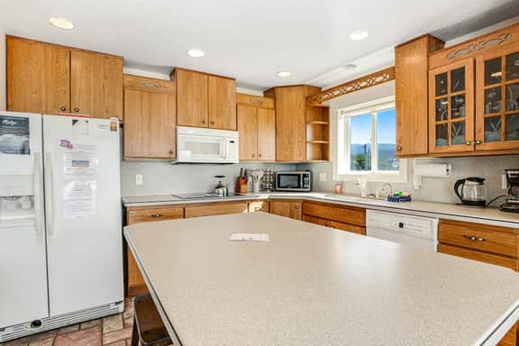 Spacious oceanfront home with patio and private hot tub dog friendly