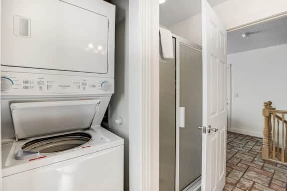 Spacious oceanfront home with patio and private hot tub dog friendly