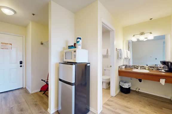Easy Access Dog Friendly Studio with Ocean Views Short Walk to Beach