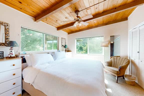 Oceanfront dog friendly home with washer dryer and fireplace
