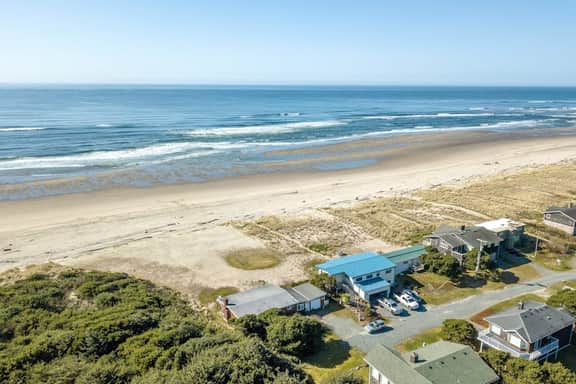 Oceanfront dog friendly home with washer dryer and fireplace
