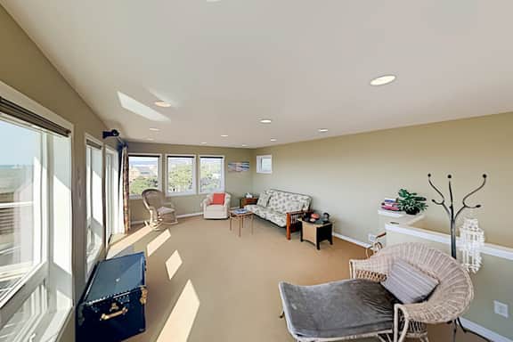 Expansive Beach Retreat 2 Decks and Balcony Corner Lot 50 to Ocean