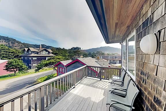 Expansive Beach Retreat 2 Decks and Balcony Corner Lot 50 to Ocean