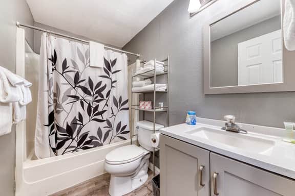 Two Room Combination Close to Downtown and Beach Dogs Welcome