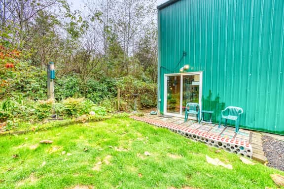 Incredibly Unique Bar Inspired Home with Private Hot Tub and near the Beach Dogs OK