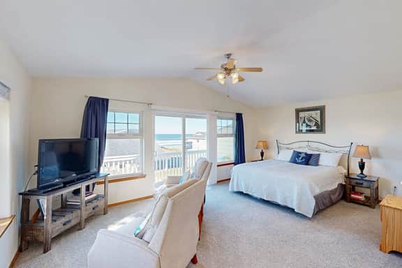 Dog friendly townhouse with WiFi across street from beach with ocean views