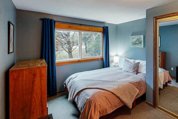 Woodsy retreat near the beach with WiFi washer dryer and gas fireplace