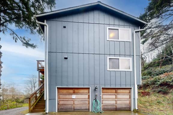 Woodsy retreat near the beach with WiFi washer dryer and gas fireplace