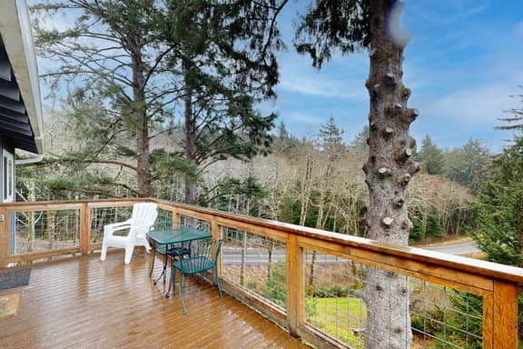 Woodsy retreat near the beach with WiFi washer dryer and gas fireplace