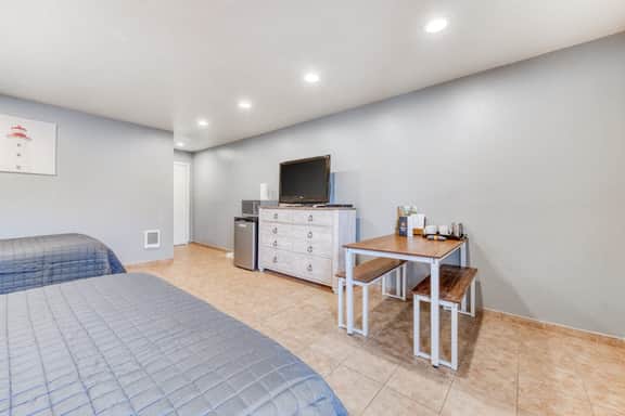 Six Dog Friendly Rooms with Full Kitchens and Kitchenettes Walk to the Beach