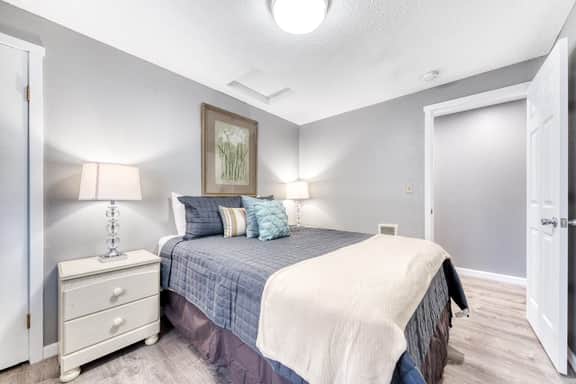 Six Dog Friendly Rooms with Full Kitchens and Kitchenettes Walk to the Beach
