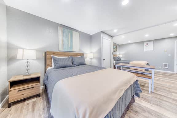 Eight Dog Friendly Rooms with Kitchens and Kitchenettes Walk to Downtown and Beach