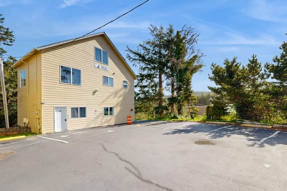 Private Hillside Condo in the Heart of Lincoln City Dog Friendly
