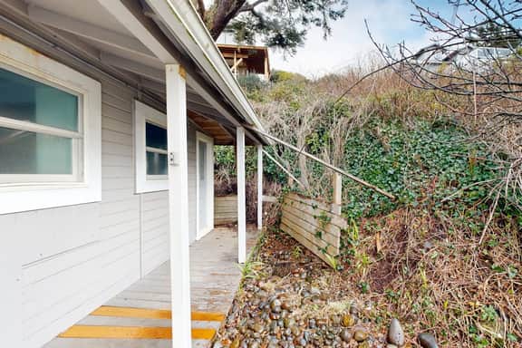 Pleasant dog friendly house with panoramic views short walk to the beach