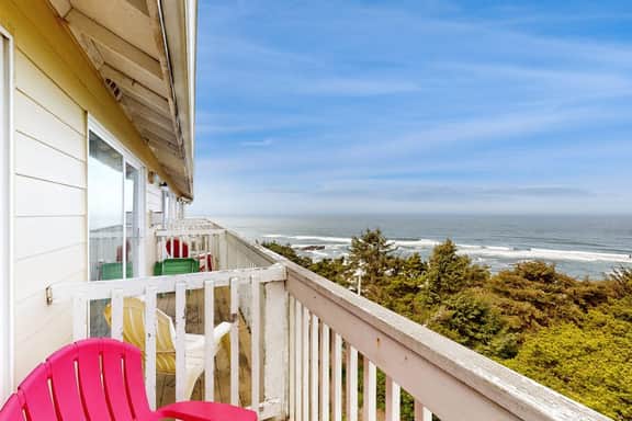 Upper Level Studio with Balcony Dog Friendly and Great Ocean Views