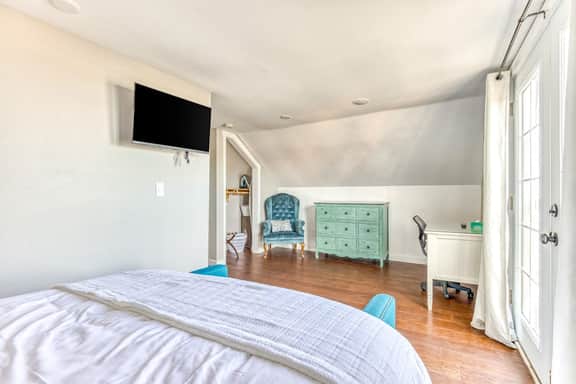 Ocean view home 1 block from the beach with hot tub deck and fireplace