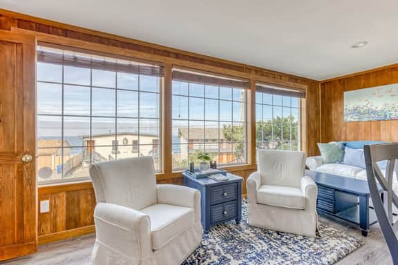 Ocean view home 1 block from the beach with hot tub deck and fireplace