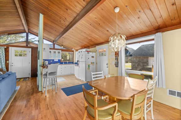 Perfect retreat a block from the beach with hot tub wood stove and dog friendly