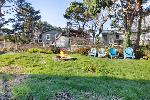 Perfect retreat a block from the beach with hot tub wood stove and dog friendly