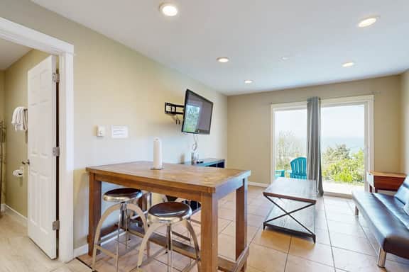 Oceanview Condo Dog Friendly Close to Beach and Everthing in Town
