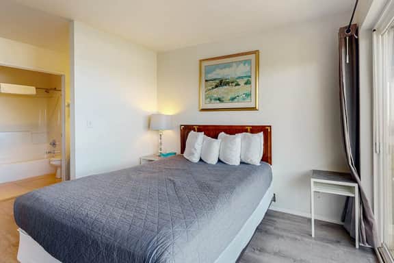 Upper Level Oceanview Studio Near the Beach Free WiFi Dogs Welcome