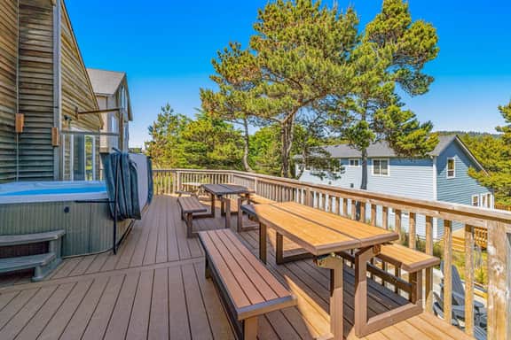 Dog Friendly House with Ocean Views Hot Tub Arcade Machine and Easy Beach Access