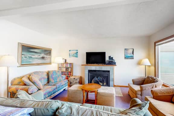 Oceanfront Home with Great Ocean View Deck Fireplace Beach Access 2 Dogs OK