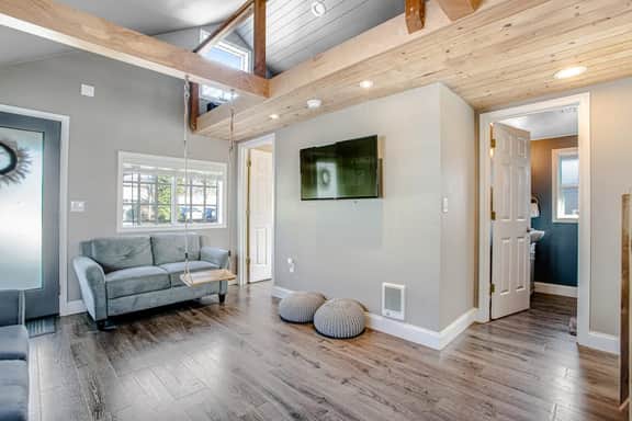 Adorable dog friendly hideaway with free WiFi private washer dryer and firepit