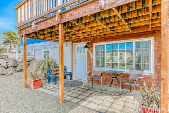 Ground floor condo 1 block from the beach with private patio dog friendly