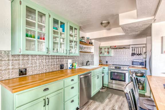 Ground floor condo 1 block from the beach with private patio dog friendly