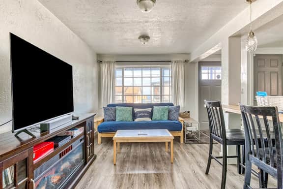 Ground floor condo 1 block from the beach with private patio dog friendly