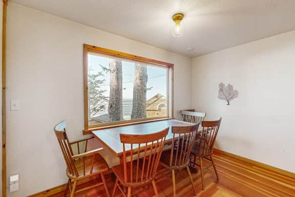 Charming home with wonderful ocean views ping pong game room WiFi decks