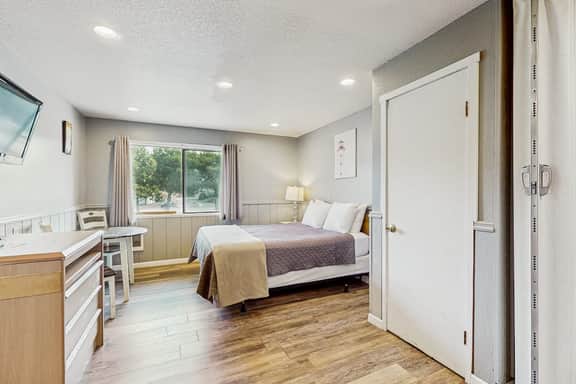Charming Dog Friendly Room with Kitchenette Near the Beach and Downtown