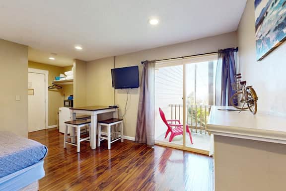 Charming Studio Condo with Nearby Beach Access Dogs OK