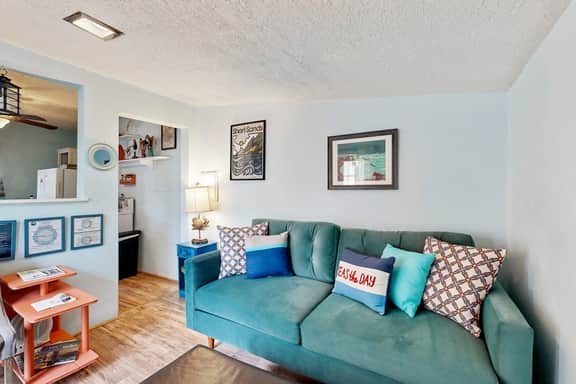 Charming house with full kitchen and yard near the beach dogs OK