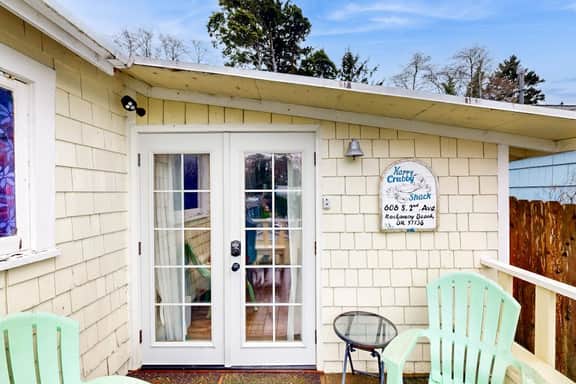 Charming house with full kitchen and yard near the beach dogs OK