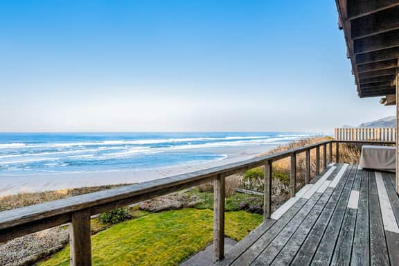 Stunning Oceanfront Retreat with Full Kitchen Private Hot Tub High Speed WiFi