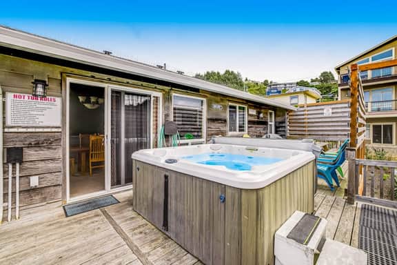Spacious Coastal Retreat Walk to Beach with Hot Tub and Dog Friendly