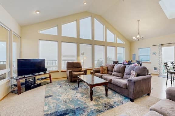 Beautiful Home with Ocean Lake and Mountain Views Gas Grill and Free WiFi
