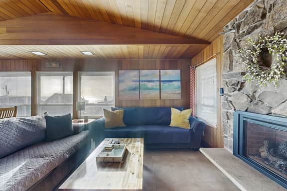 Spacious Coastal Retreat Walk to Beach with Hot Tub and Dog Friendly