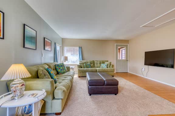Convenient Home with Ocean View and Great Location Close to Beach Access Town