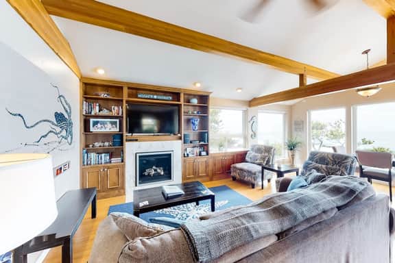 Perfect oceanfront beach getaway with amazing views walk to the beach