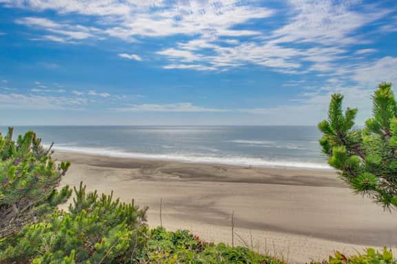 Perfect oceanfront beach getaway with amazing views walk to the beach
