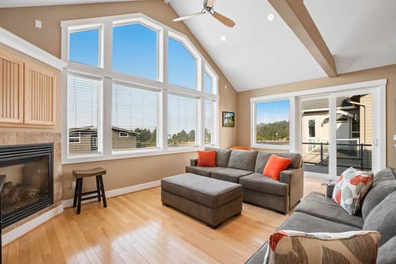 Dog friendly beach home ideal for entertaining with 2 fireplaces and great kitchen