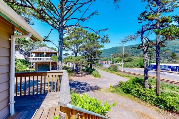 Home near the ocean with beach access washer dryer decks two dogs welcome