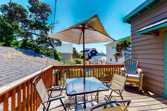 Home near the ocean with beach access washer dryer decks two dogs welcome