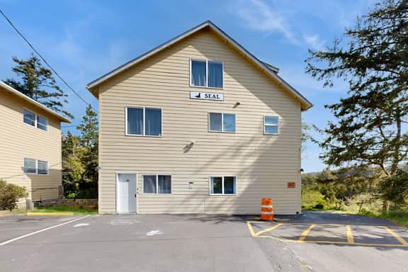 Cozy Coastal Condo Near from the Beach